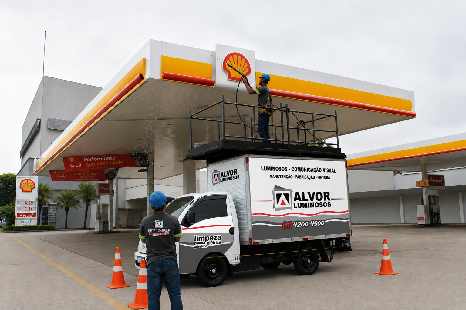 Equipe Alvor realizando manutenção em um posto de combustível